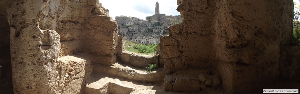 12.il panorama dei Sassi, da una delle grotte della murgia materana, raggiungibile con, l'itinerario della murgia materana