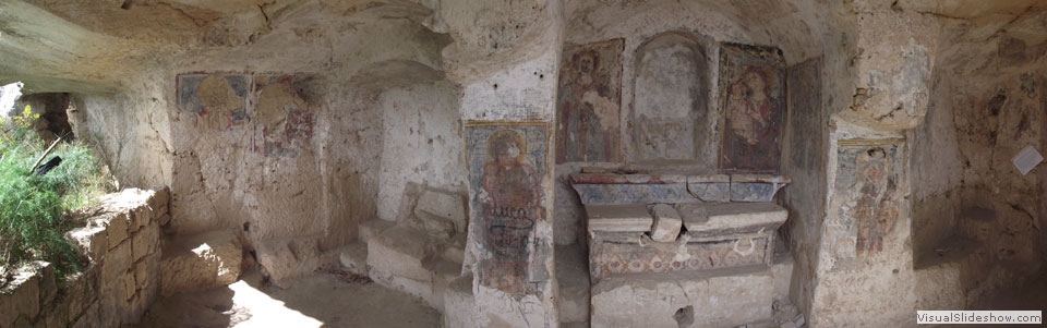 13. la chiesa rupestre, della madonna degli angeli, è appollaiata su di una rupe in attesa di essere visitata con il trekking culturale