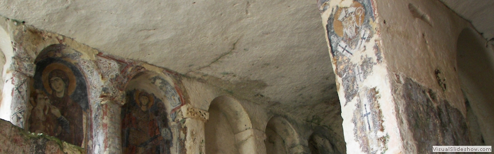 20.Matera, chiesa rupestre di Santa Lucia alle malve, conserva molti affreschi in un'architettura finemente decorata