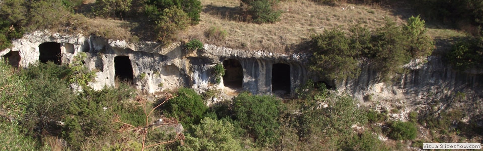 3.il villaggio Saraceno, è uno dei più interessanti insediamenti rupestri della murgia materana, con le sue decine di grotte, e la chiesa rupestre di San Luca
