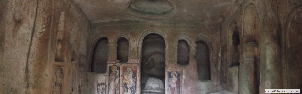 5.Matera, chiesa rupestre di Santa Barbara, esprime una delle più notevoli architetture, dell'arte, monastica bizantina a Matera
