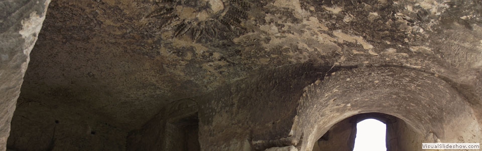 9.la cripta del sole, dimostra una delle autenticità dell'antichità materana, con il suo sole scolpito sulla volta rocciosa e pieno di significati